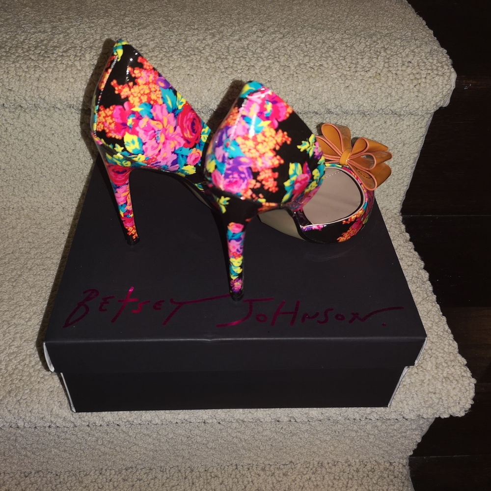 Betsey Johnson Size 6 - Multicolor Floral Women's Shoes, with OG Box - Picture 2 of 3